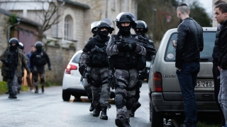 Patru polițiști francezi, răniți într-un atac cu cocktailuri Molotov