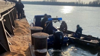 Două persoane prinse în flagrant la Cernavodă în timp ce sustrăgeau cereale de pe o barjă
