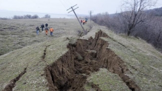 O altă localitate din judeţul Galaţi, afectată de alunecări de teren