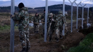 Armata macedoneană ridică un al doilea gard la frontiera cu Grecia