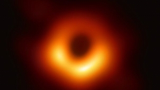 A fost realizată prima imagine a unei găuri negre