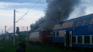 Pompierii în alertă! Locomotiva unui tren de persoane a luat foc!