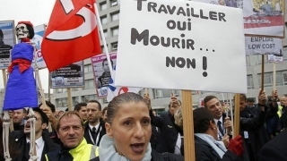 Controversata lege a muncii a fost adoptată definitiv în Franţa