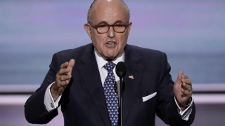Giuliani iese la atac! Legenda care îl apără pe Trump „nu mai crede că ancheta este legitimă”