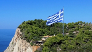 Grecia suspendă purtarea măştii