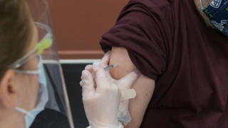 Greșeală la vaccinare: A primit la rapel un alt vaccin. Reacția Comitetului Național de Vaccinare