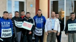 14 angajați ai CE Oltenia, în greva foamei în fața companiei