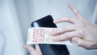 Japonezii echipează toaletele cu hârtie pentru dezinfectarea ecranului smartphone-ului