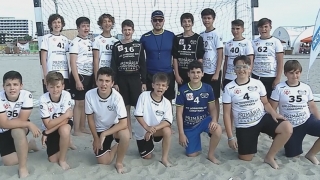 Grupele de copii și juniori ale Academiei HC Dobrogea Sud se antrenează pe plajă