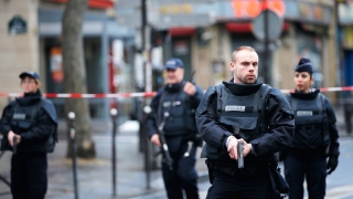 Atac armat într-un centru comercial de la periferia Parisului