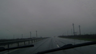 Atenție, șoferi! Se circulă în condiții de ploaie pe autostradă!