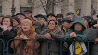 Peste 100 de pensionari protestează în fața Guvernului