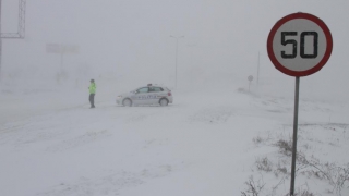 Şase drumuri naţionale închise din cauza zăpezii şi a viscolului