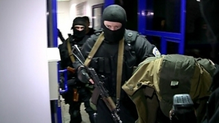 Zeci de polițiști, arestați de procurori în Republica Moldova