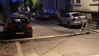 Maşini avariate de un stâlp prăbuşit, în Constanţa