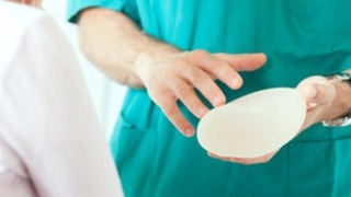 Mai multe tipuri de implanturi mamare, interzise. 500.000 de femei riscă un cancer