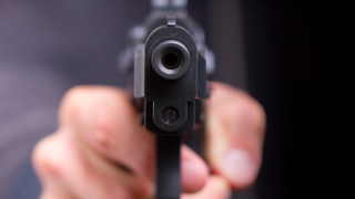 Împușcat de polițistul pe care l-a atacat cu un topor
