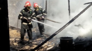 Incendiu la o hală de producţie: 500 mp de acoperiş s-au prăbuşit, un muncitor s-a intoxicat