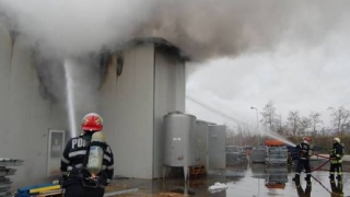 Incendiu VIOLENT la fabrica de armament din Cugir. Pompierii au cerut sprijin de la Hunedoara și Sibiu