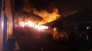 Incendiu într-o tabără de imigranți ilegali de pe insula Lesbos