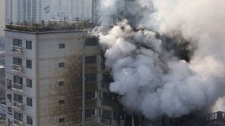 Incendiu într-un bloc de apartamente din Londra