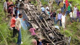 Cel puţin 37 de morţi după ce un autocar a căzut de pe un pod, în India