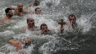 Înotători din toată Europa au sărbătorit Boboteaza, scufundându-se în ape reci