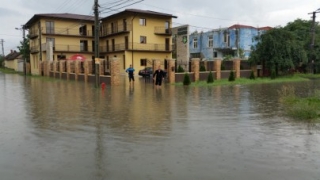 Mai multe gospodării au fost inundate în Arad în urma ploilor torenţiale