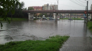 Zeci de gospodării şi mai multe străzi au fost inundate în Arad