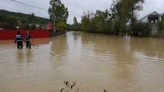 Familie cu doi copii, evacuată după ce locuinţa a fost inundată