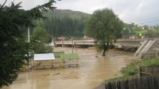Zeci de gospodării afectate de inundații în județul Prahova