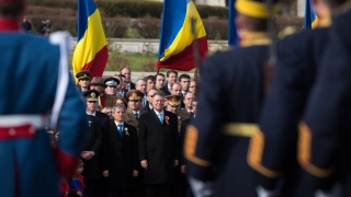 Iohannis și Cioloș, huiduiți la ceremonia de Ziua Națională