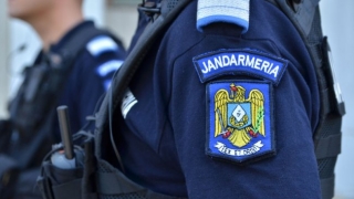 Jandarm rănit grav, după ce a fost lovit cu mașina de un bărbat condamnat la închisoare