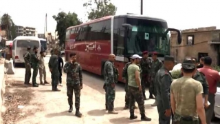 Jihadiştii DEASH, evacuaţi din sudul Damascului şi transferaţi în deşert