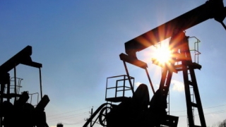 Prețul petrolului se menține peste 51 de dolari barilul