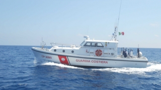 Sute de imigranţi extracomunitari, salvaţi miercuri din Marea Mediterană