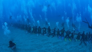 Record mondial pentru cel mai mare lanţ uman realizat vreodată sub apă