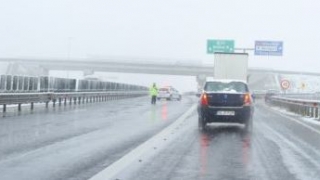 Infotrafic: Ploaie pe autostrada A2, lapoviță pe mai multe drumuri