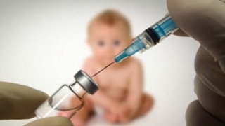 Legea vaccinării obligatorii, o aventură cu ameninţări şi înjurături