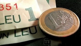 Leul continuă să se deprecieze față de euro