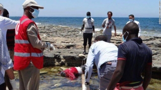 Zeci de migranţi înecaţi au fost descoperiţi pe o plajă din Libia