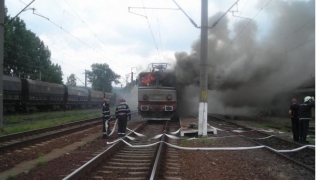 Locomotiva unui marfar încărcat cu ţiţei brut a fost cuprinsă de flăcări
