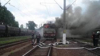 Pericol de explozie! O locomotivă care tracta cisterne cu gaz a luat foc în mers