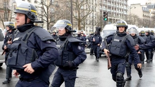 Luare de ostatici la Paris. Poliţia a intervenit de urgenţă