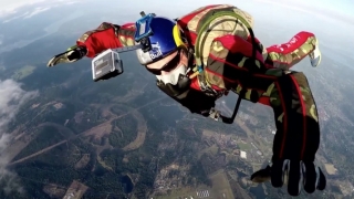 Premieră mondială: A sărit de la 7.600 de metri fără parașută