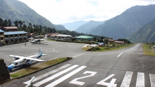 Aproximativ 200 de turiști sunt blocați pe aeroportul Lukla din Nepal