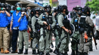 Lupte de stradă în Hong Kong. Poliţia a intervenit pentru dispersarea oamenilor ce protestează împotriva unei legi dorite de China