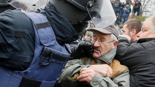 Lupte în fața Parlamentului din Ucraina