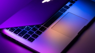 Apple a prezentat noua generație de laptopuri MacBook Pro, cu noile procesoare de tip M1