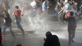 Poliția a folosit tunuri cu apă și gaze lacrimogene împotriva protestatarilor din Istanbul